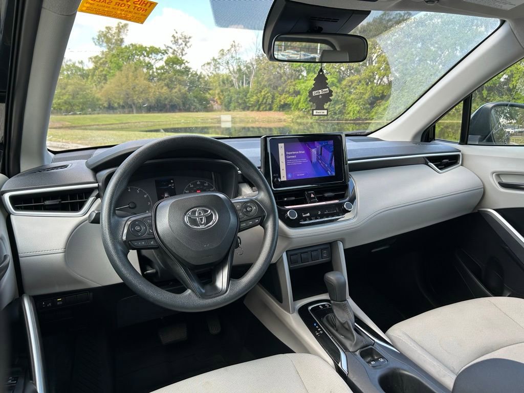 Used 2025 Toyota Corolla Cross L image 11