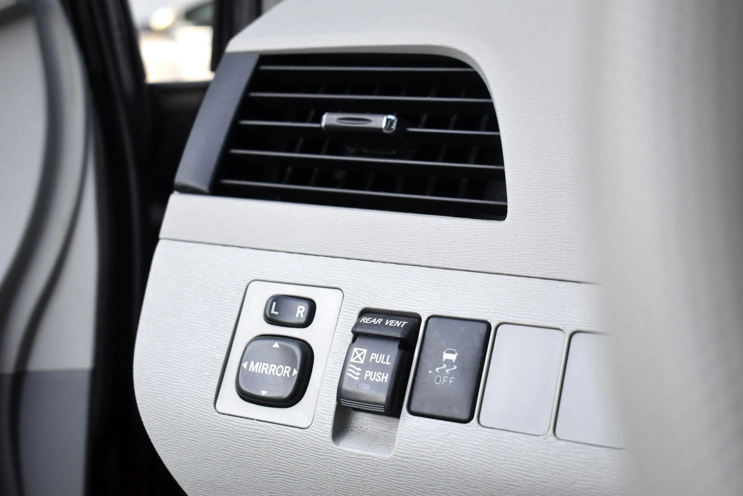 Used 2014 Toyota Sienna XLE image 27