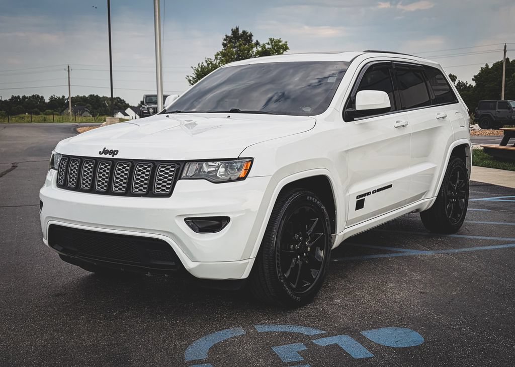 Used 2020 Jeep Grand Cherokee Altitude RWD image 24