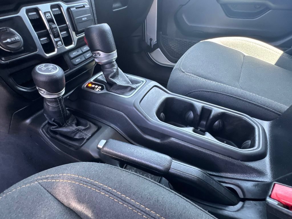 Used 2024 Jeep Wrangler Unlimited w/ Convenience Group AWD/4WD image 27
