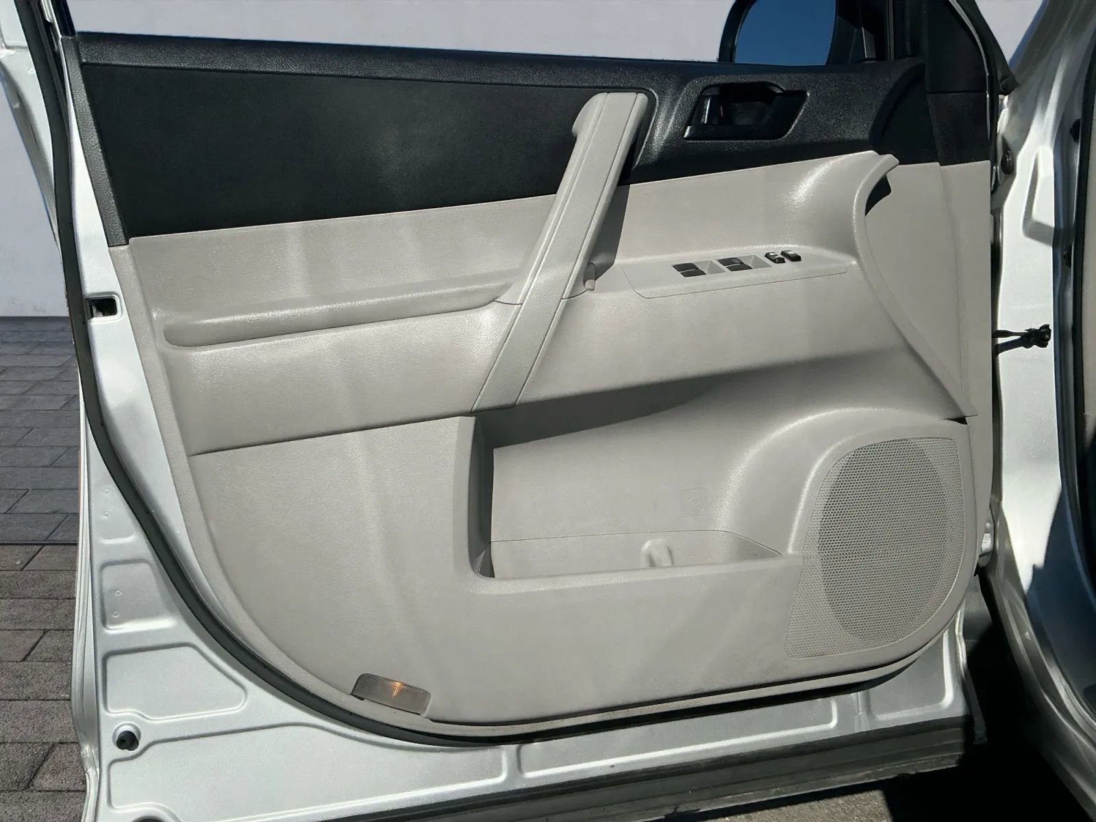 Used 2011 Toyota Highlander 4WD image 10