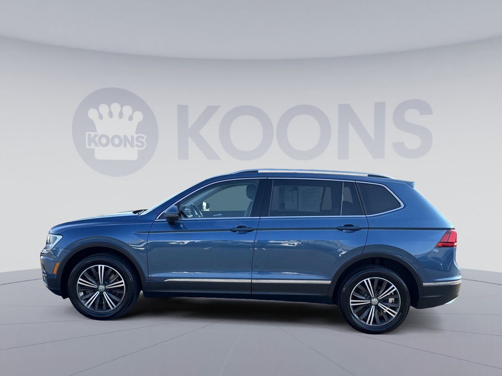 Used 2018 Volkswagen Tiguan SEL AWD/4WD image 2
