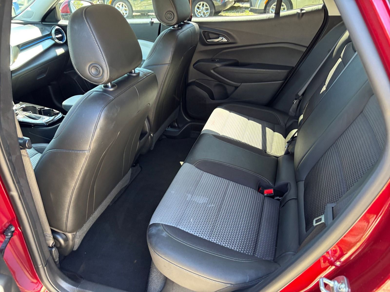 Used 2025 Chevrolet Trax LT w/ LT Convenience Package image 27