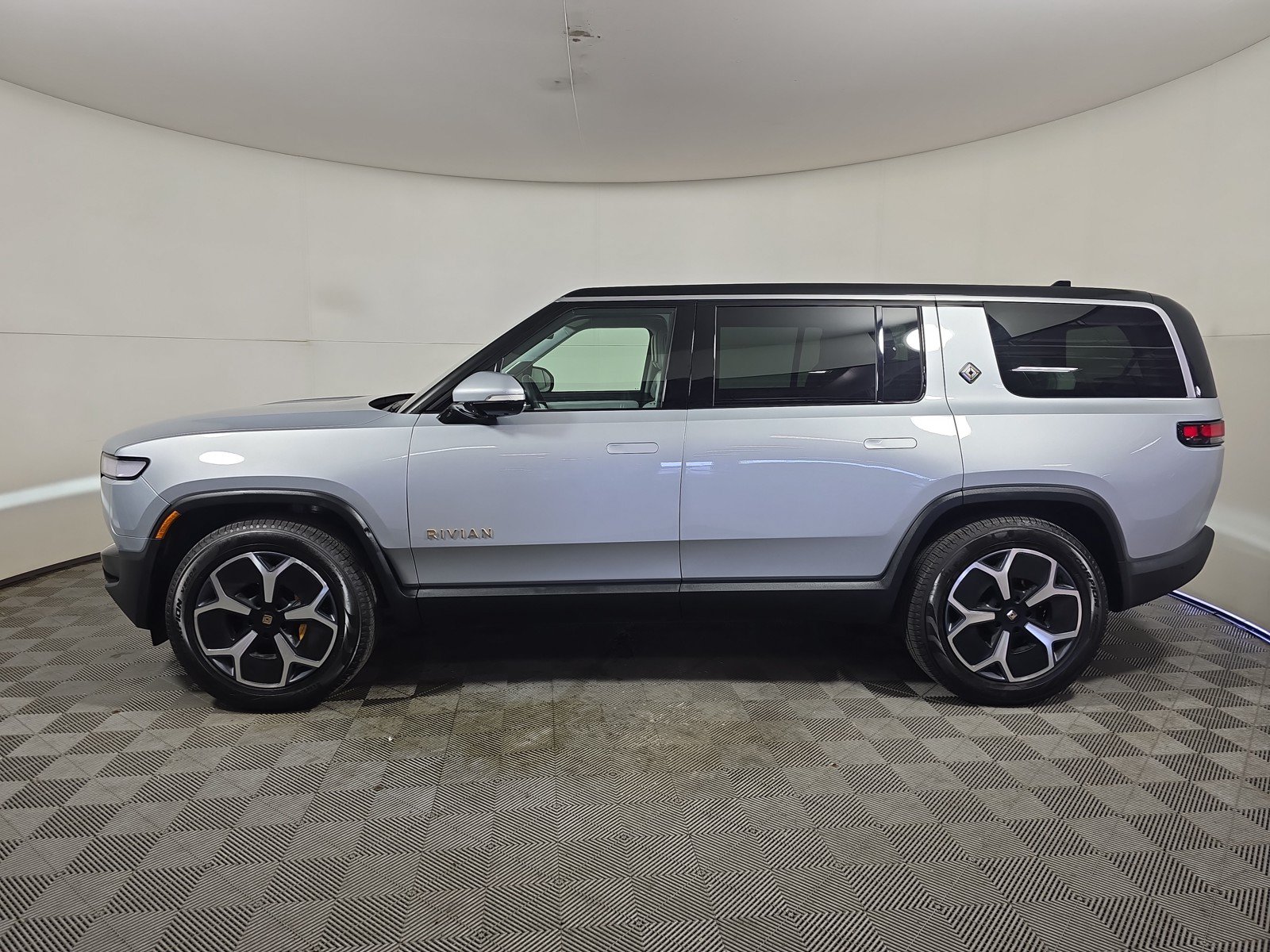 Used 2024 Rivian R1S Adventure AWD/4WD image 2