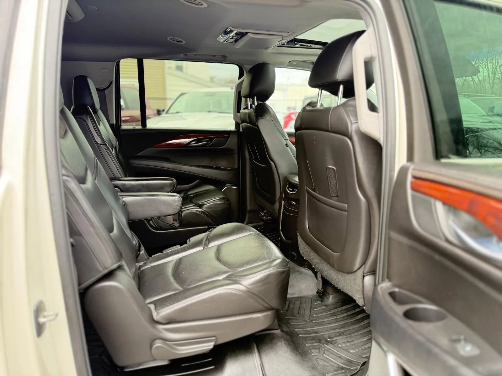 Used 2015 Cadillac Escalade ESV Luxury image 27