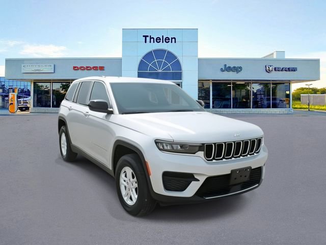 Used 2023 Jeep Grand Cherokee Laredo image 2