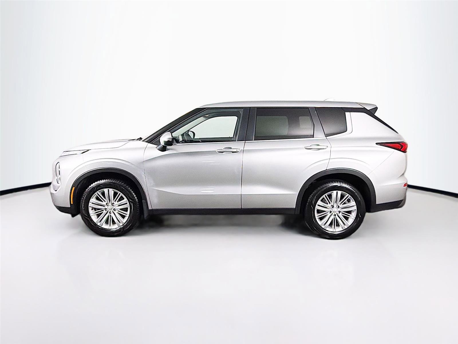 Used 2023 Mitsubishi Outlander ES AWD/4WD image 4
