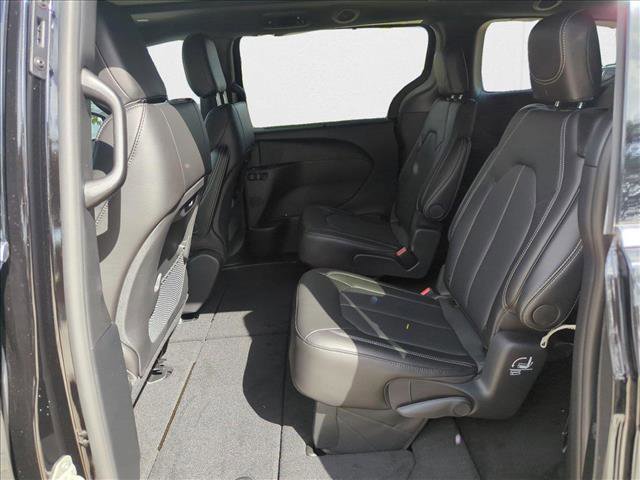 New 2025 Chrysler Pacifica Select image 15