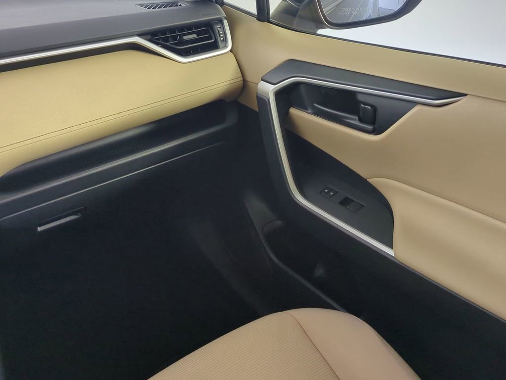 Used 2019 Toyota RAV4 LE image 18