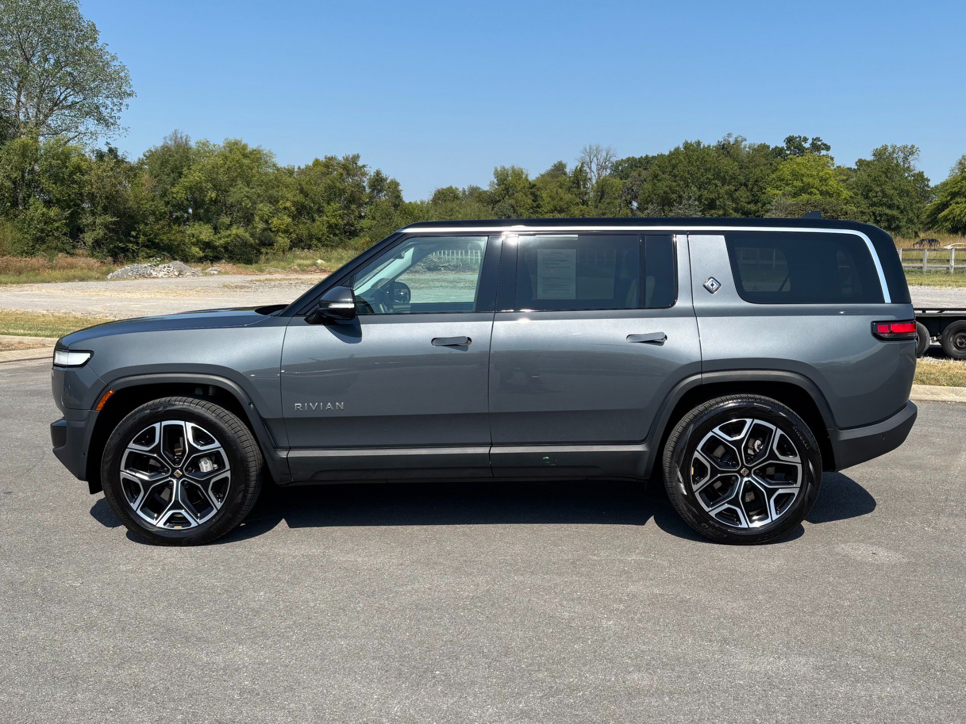 Used 2024 Rivian R1S Adventure Dual AWD/4WD image 7