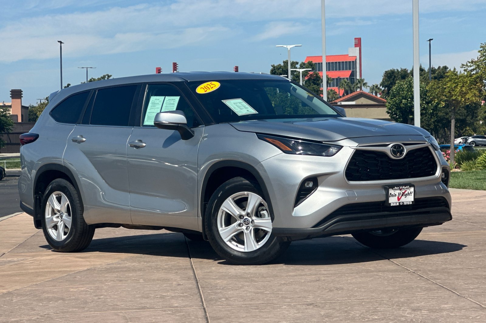 Certified 2025 Toyota Highlander LE AWD/4WD image 2