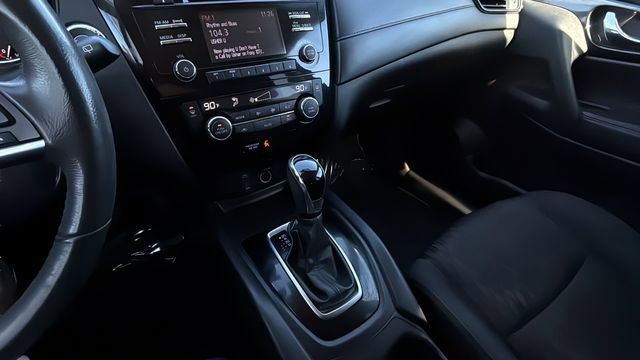 Used 2017 Nissan Rogue SV w/ Sun & Sound Touring Package image 14