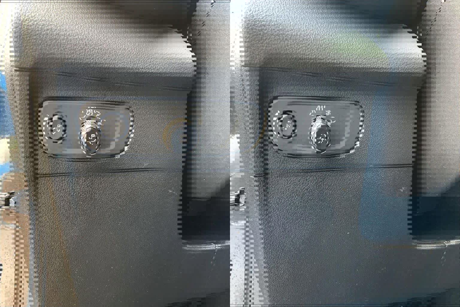 Used 2023 Buick Envision Essence image 36