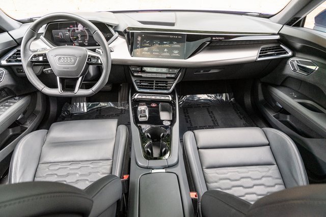 Used 2023 Audi e-tron GT Prestige image 19