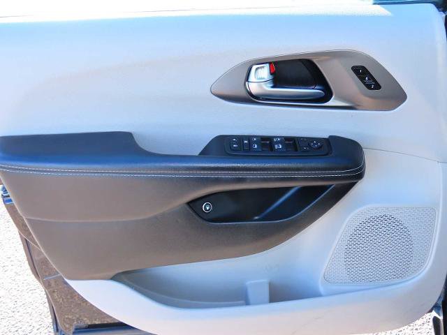 Used 2024 Chrysler Pacifica Select image 18