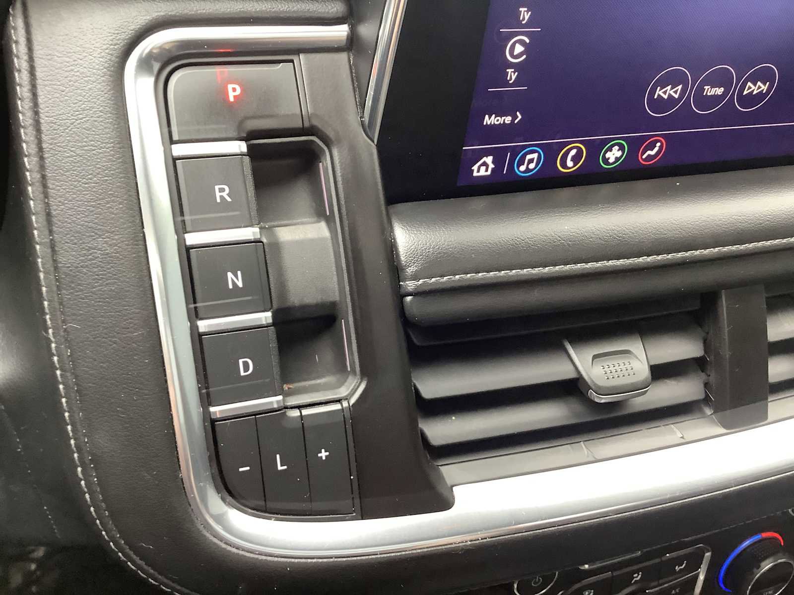 Used 2021 Chevrolet Tahoe Z71 image 17