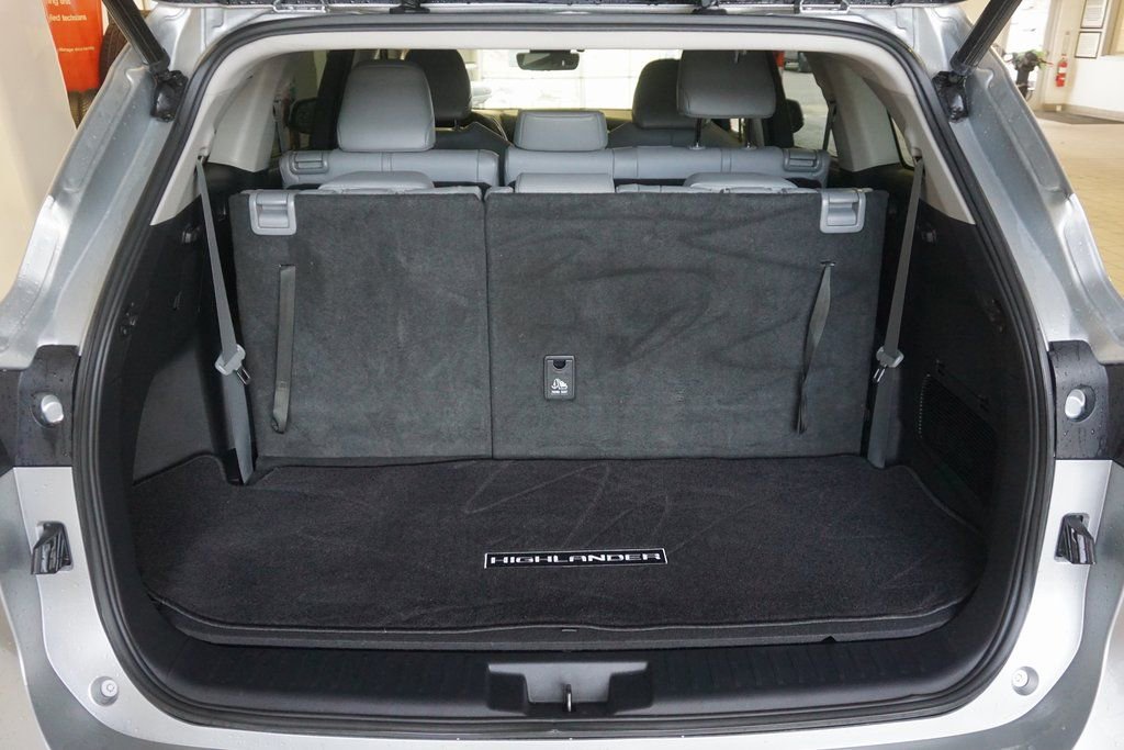 Used 2021 Toyota Highlander XLE image 16