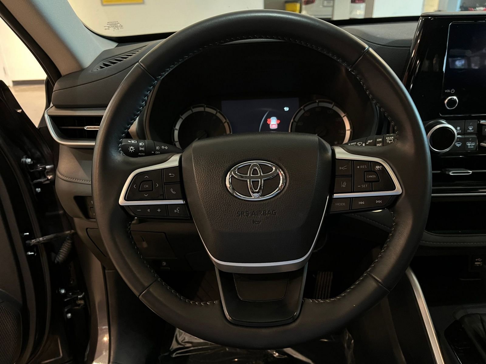 Used 2025 Toyota Highlander LE FWD image 29