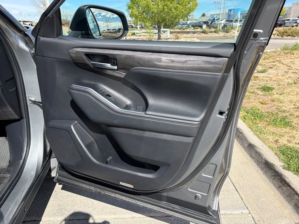 Used 2025 Toyota Highlander Platinum AWD/4WD image 25