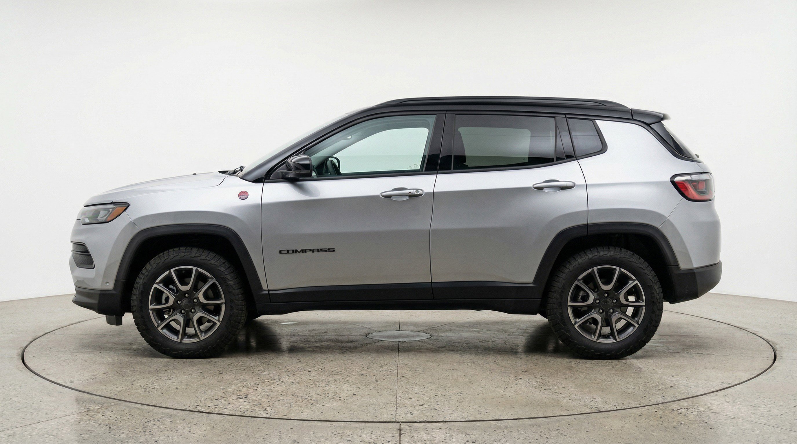 Used 2025 Jeep Compass Trailhawk image 5