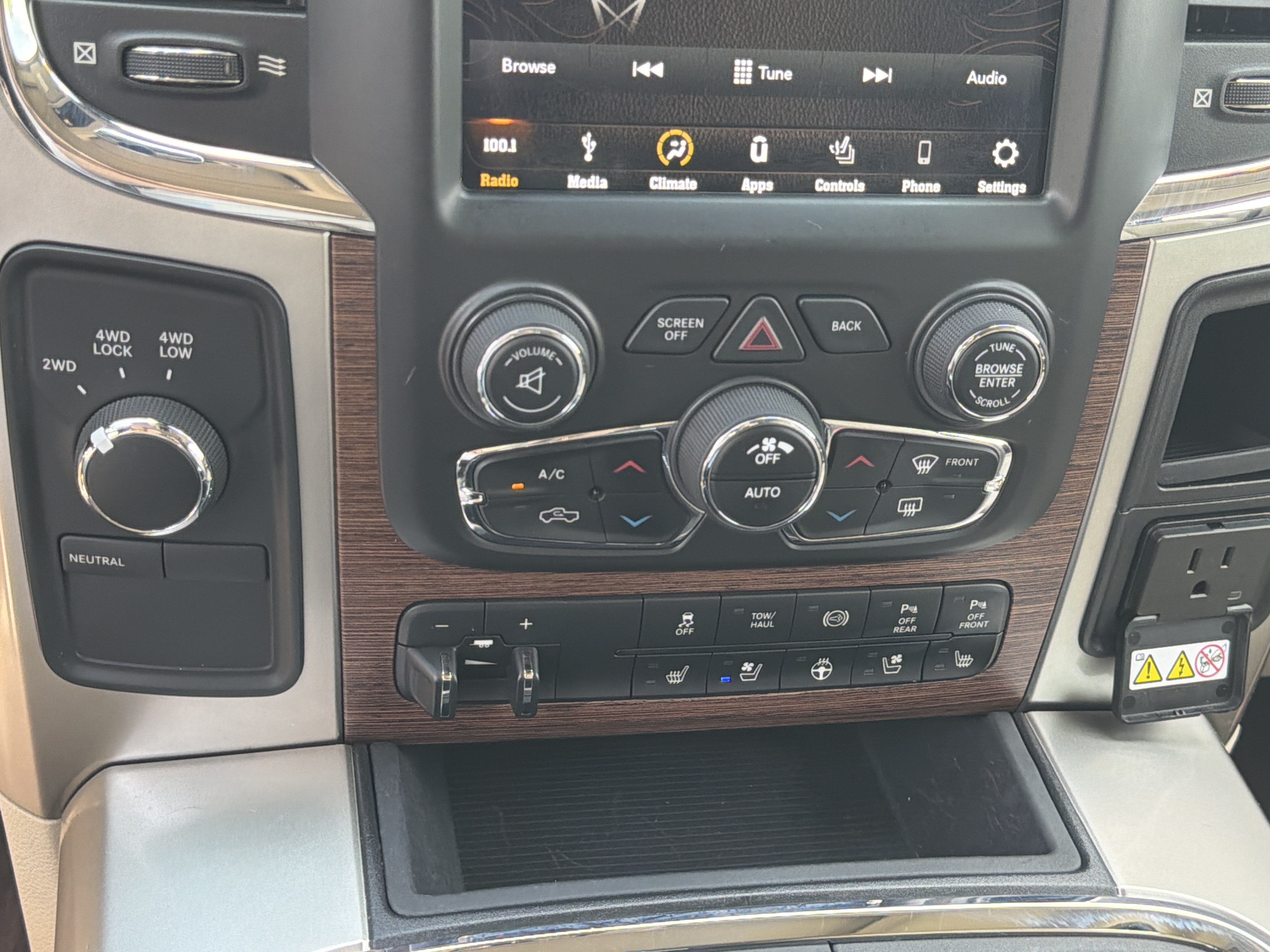 Used 2018 RAM 3500 Laramie w/ Convenience Group AWD/4WD image 30