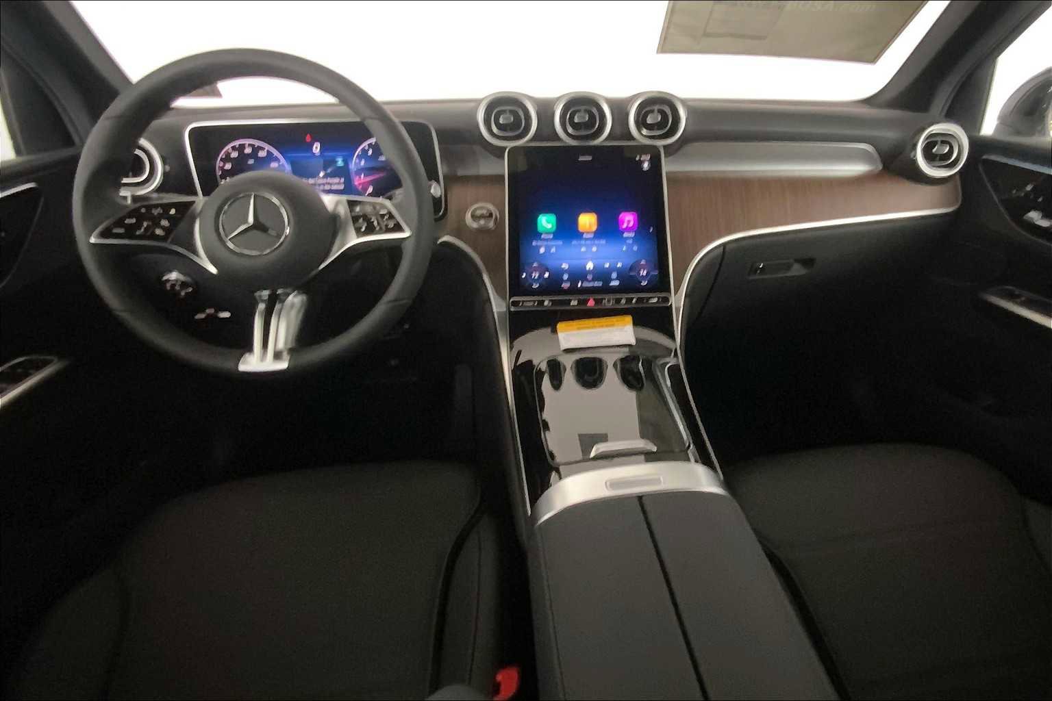 Used 2025 Mercedes-Benz GLC 300 4MATIC image 8