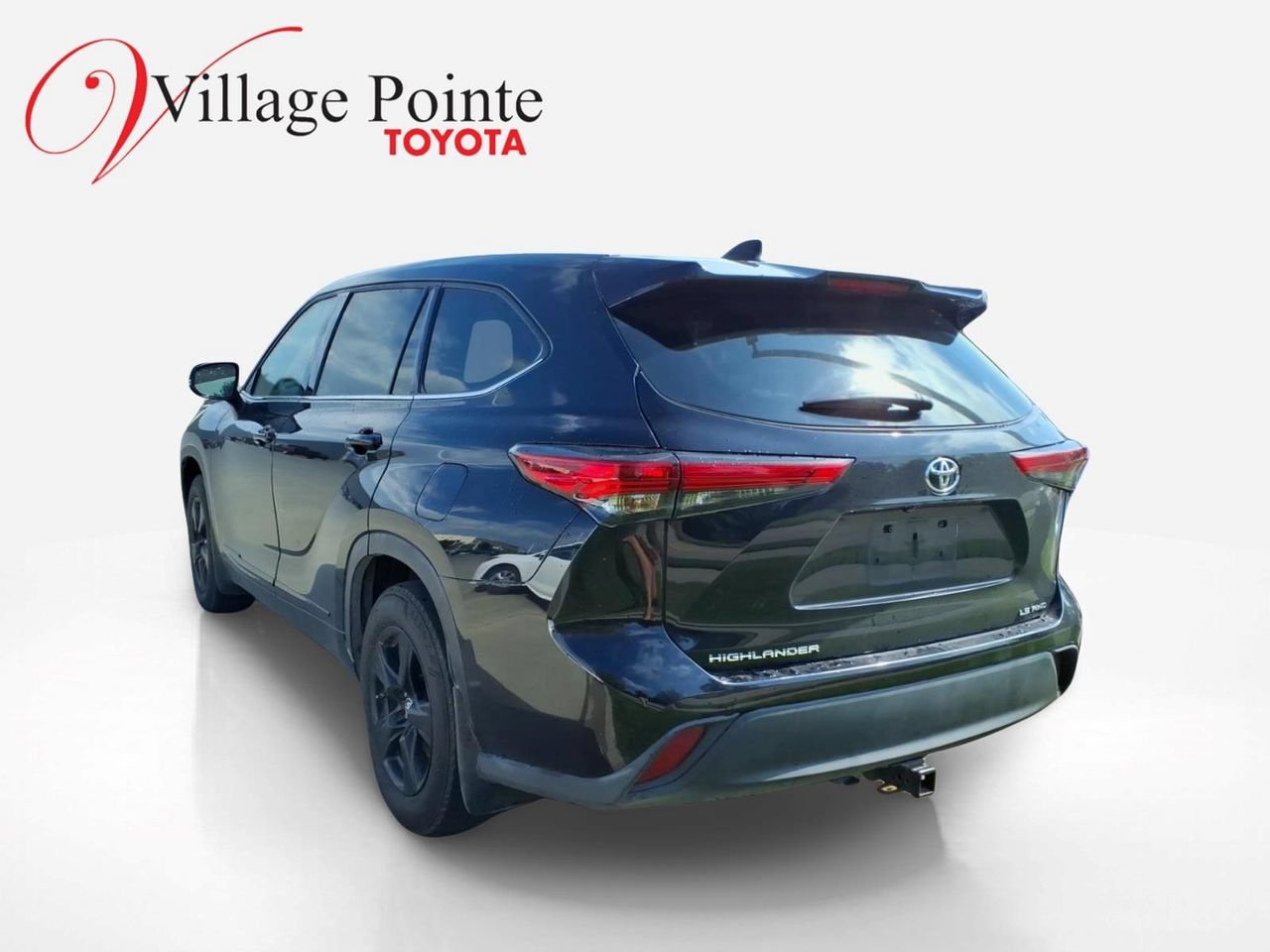 Used 2022 Toyota Highlander LE AWD/4WD image 2