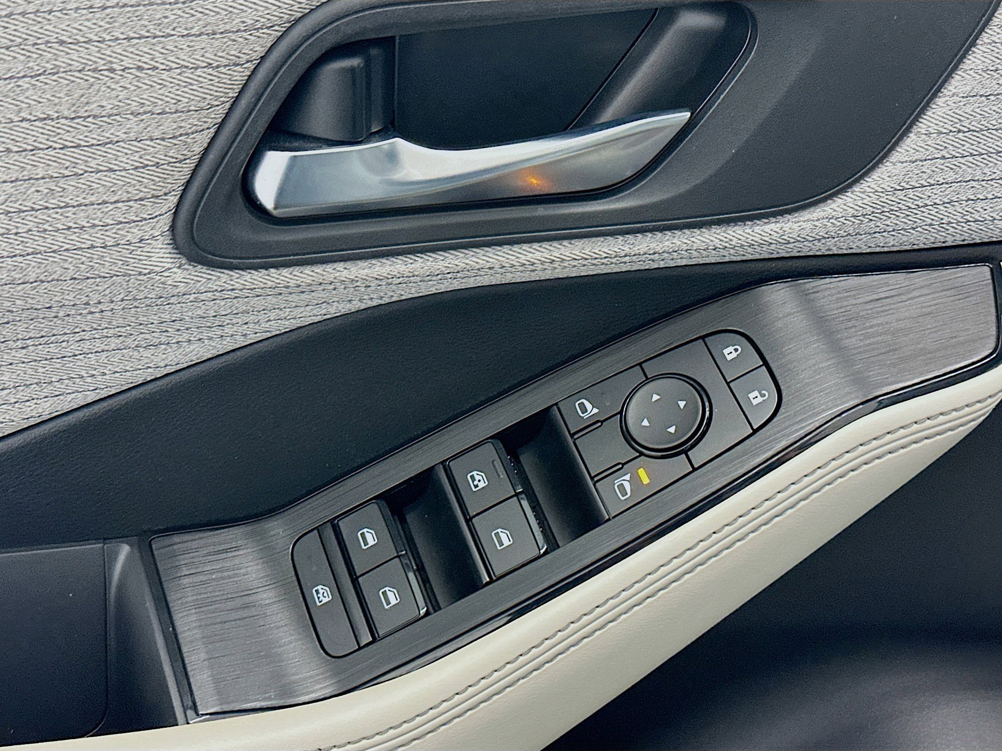 Used 2023 Nissan Rogue SV image 15