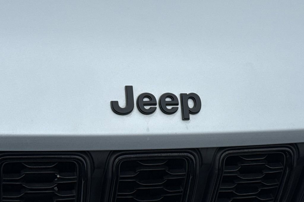 Used 2022 Jeep Grand Cherokee Altitude image 8