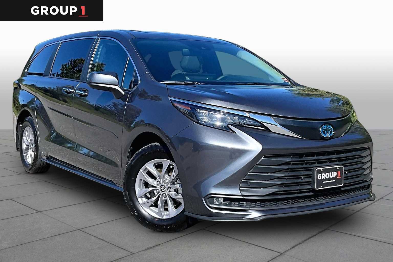 Used 2025 Toyota Sienna XLE AWD/4WD image 3