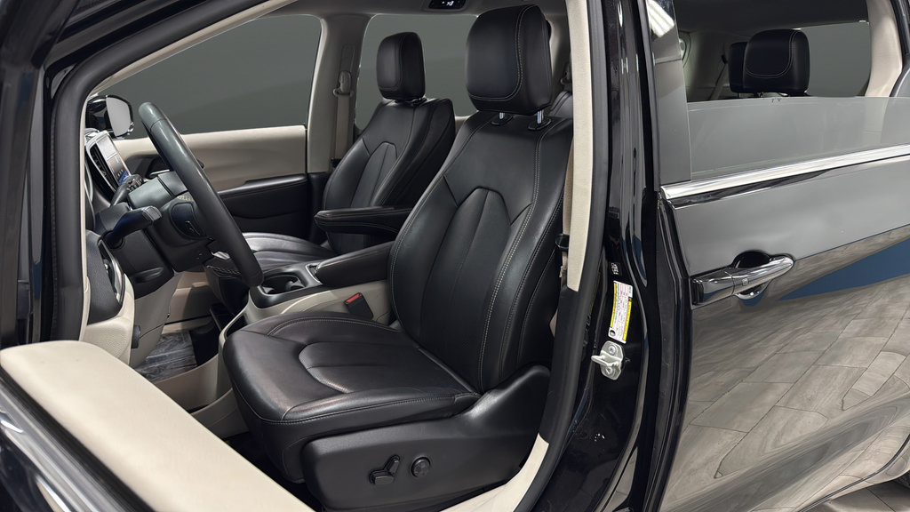 Used 2024 Chrysler Pacifica Touring-L FWD image 9