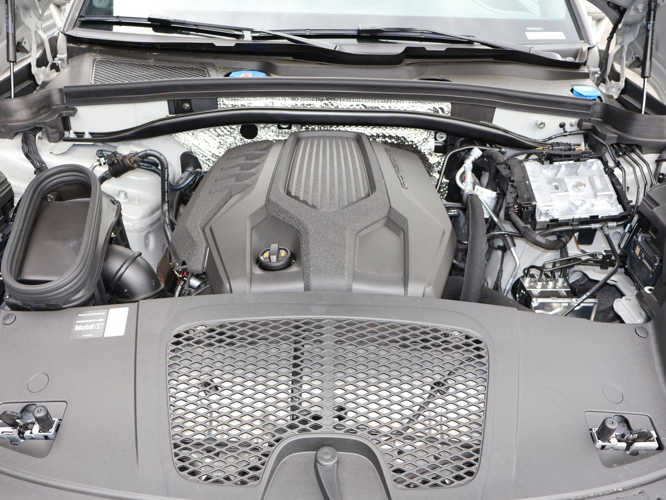 New 2026 Porsche Macan AWD/4WD image 28