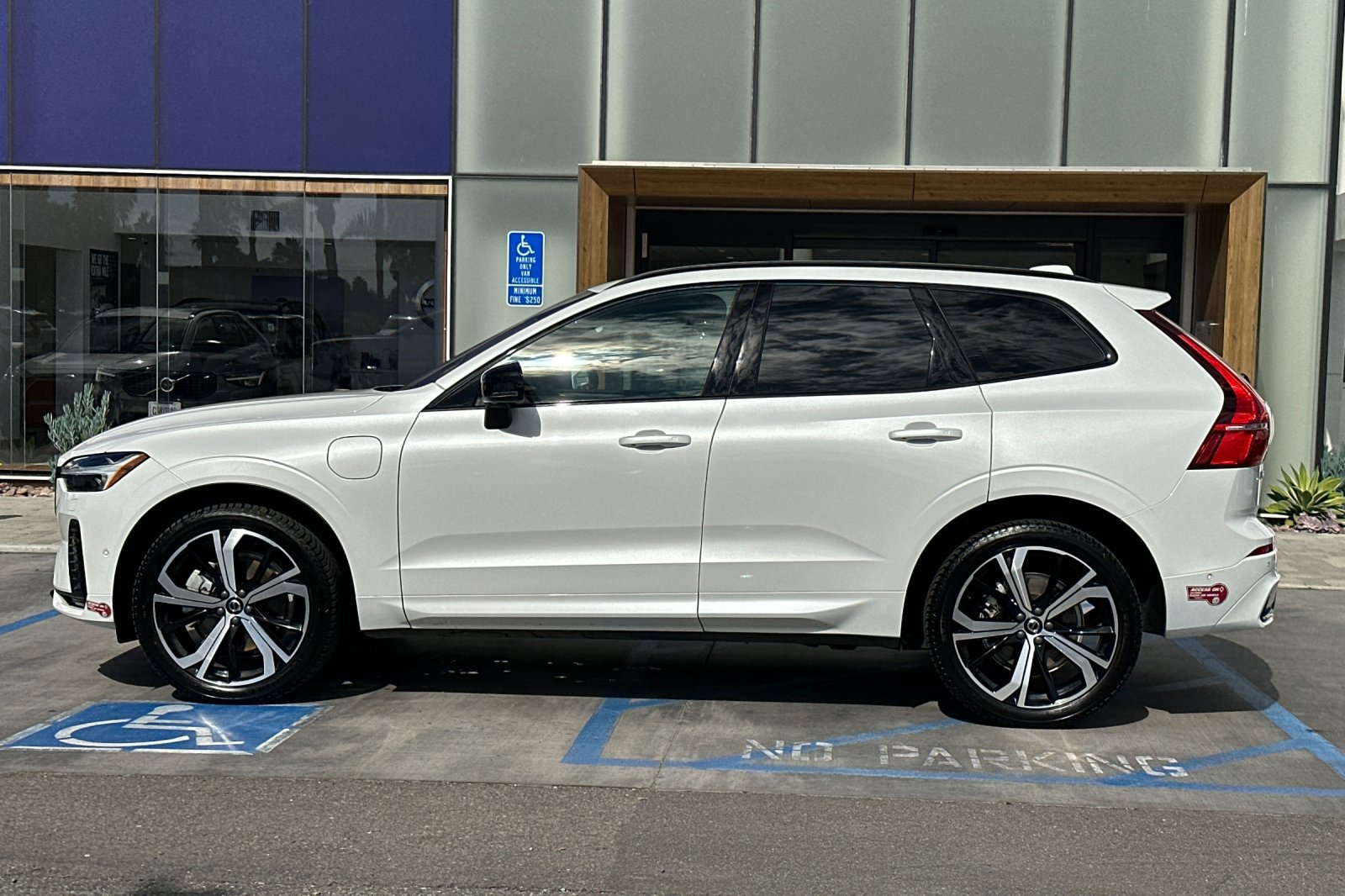 Used 2024 Volvo XC60 T8 Ultimate image 7