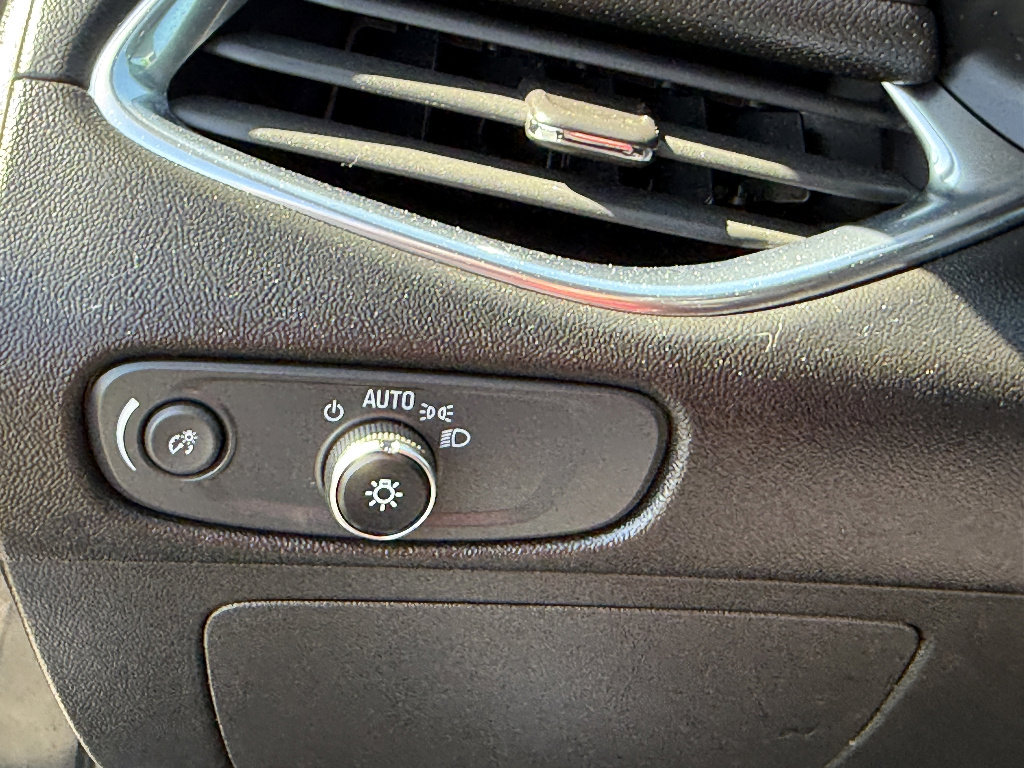 Used 2022 Chevrolet Malibu Premier FWD image 18
