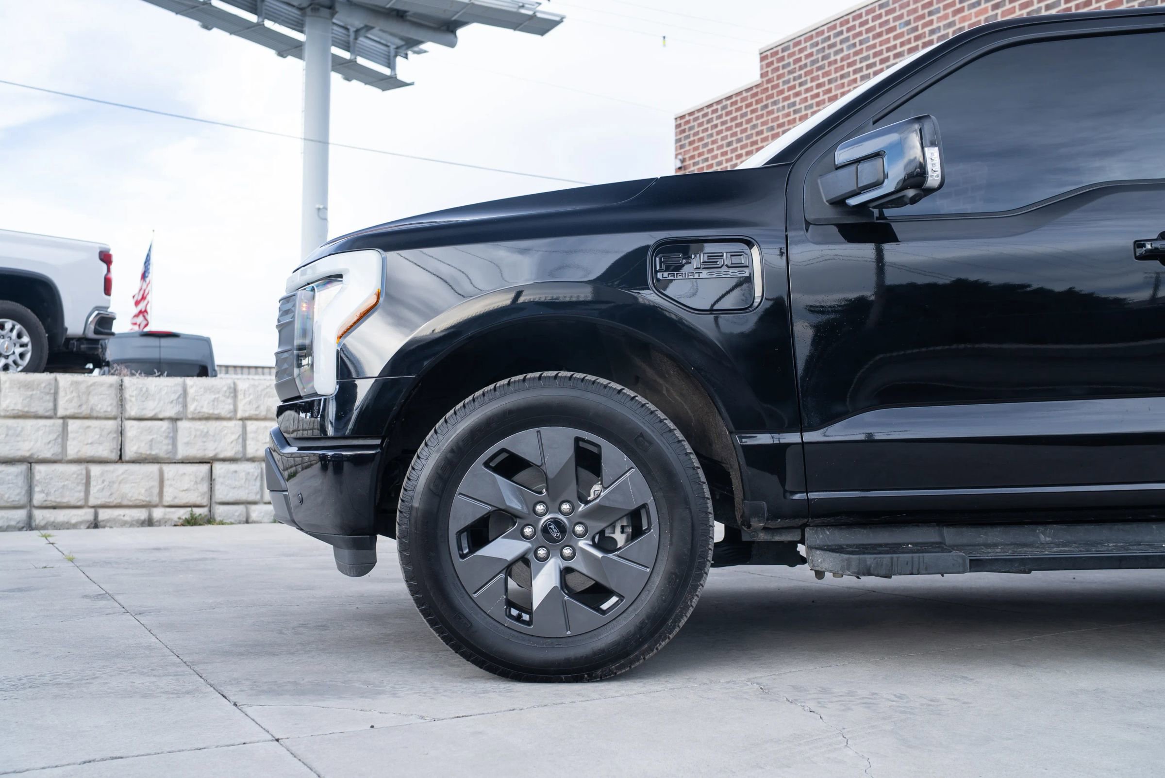 Used 2022 Ford F150 Lightning Lariat image 4