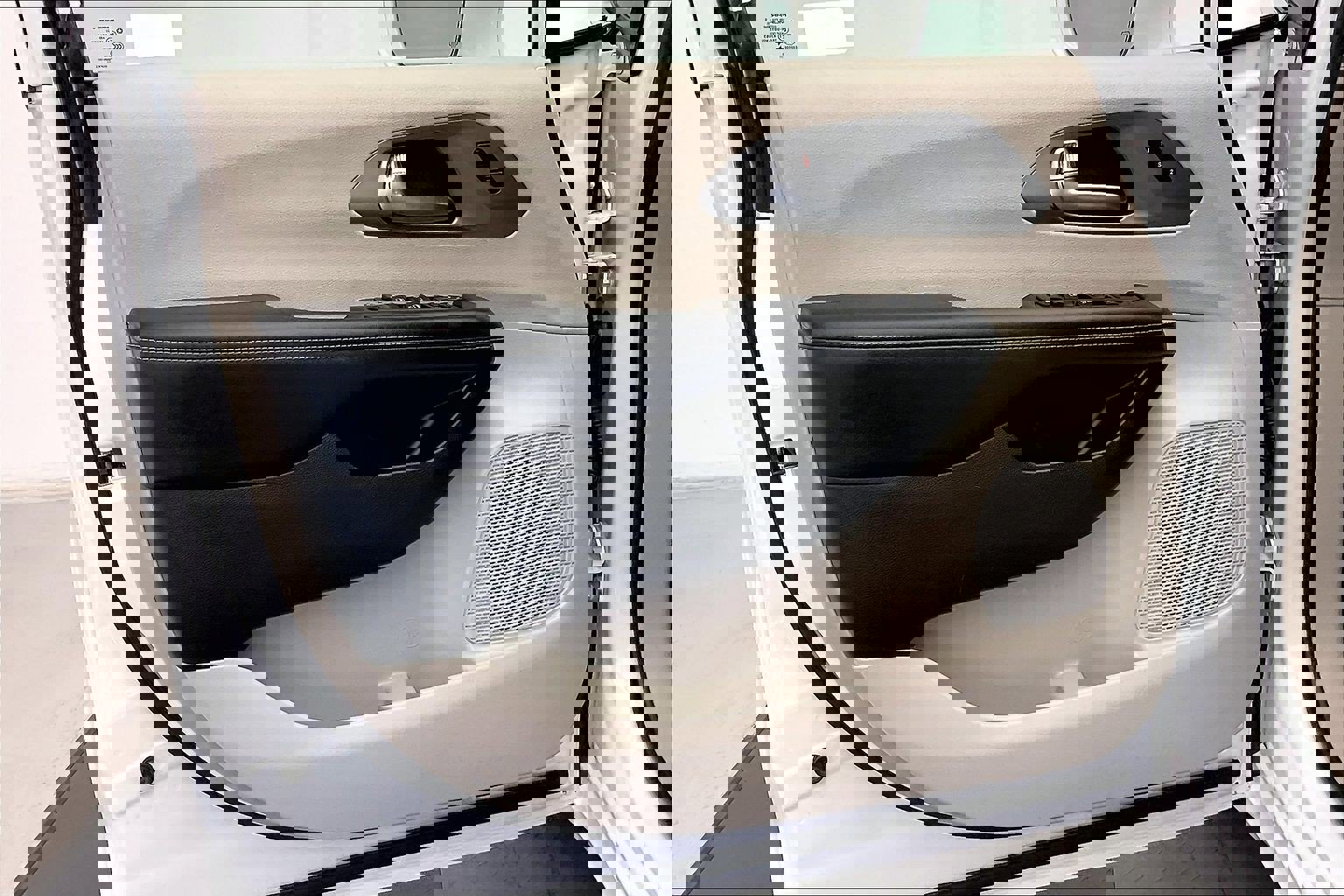 Used 2022 Chrysler Pacifica Touring-L image 25