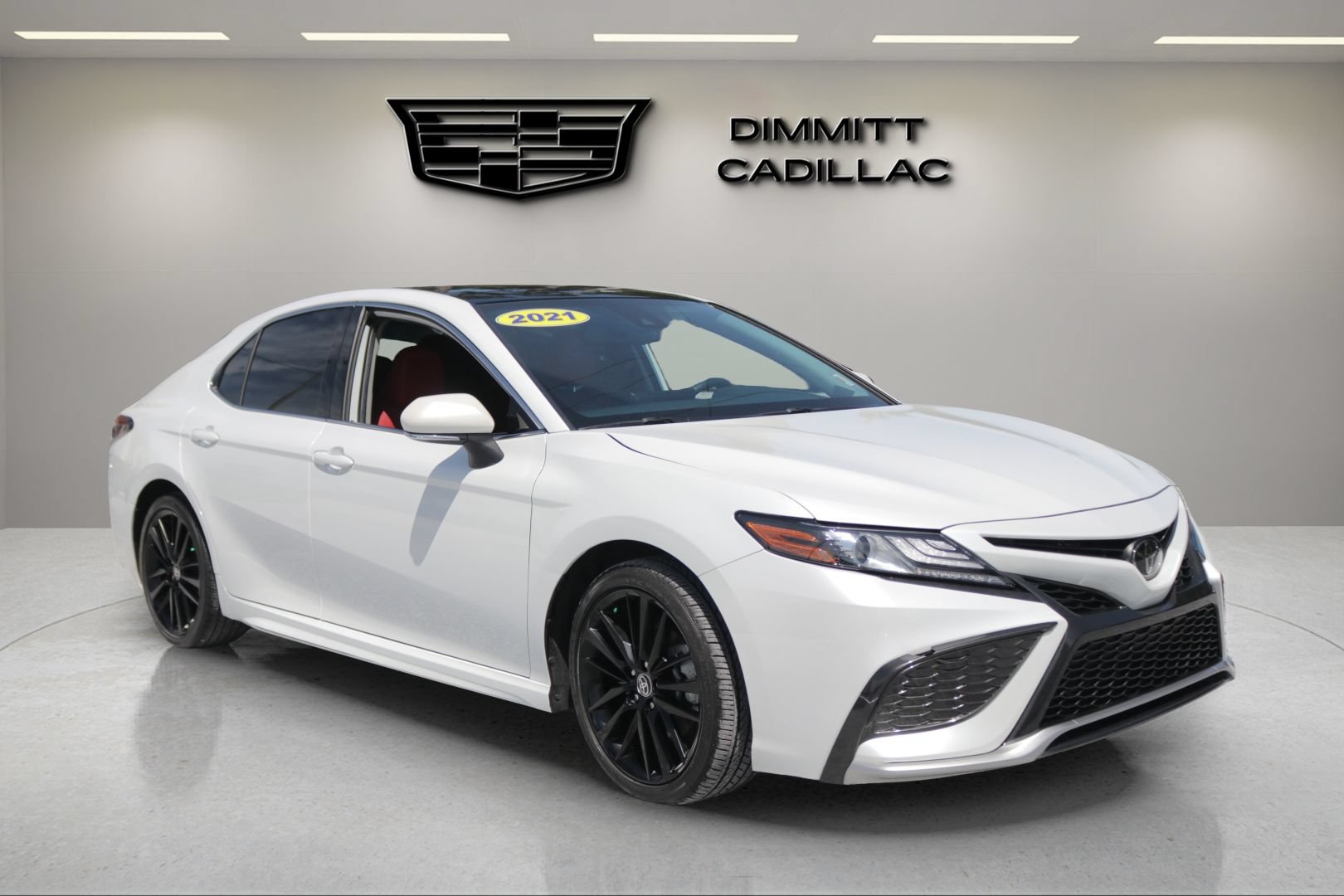 Used 2021 Toyota Camry XSE FWD image 3