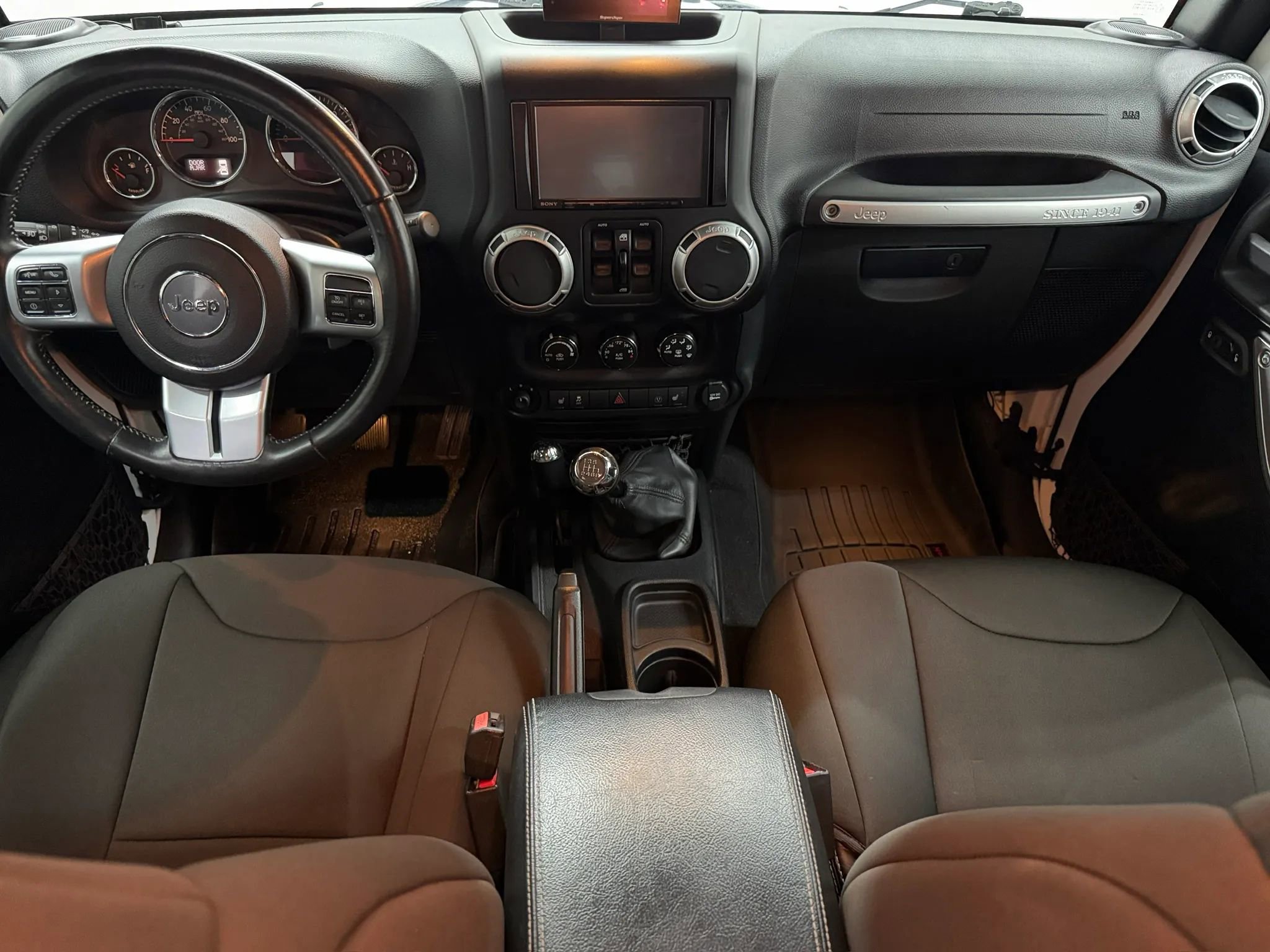Used 2015 Jeep Wrangler Unlimited Rubicon AWD/4WD image 2