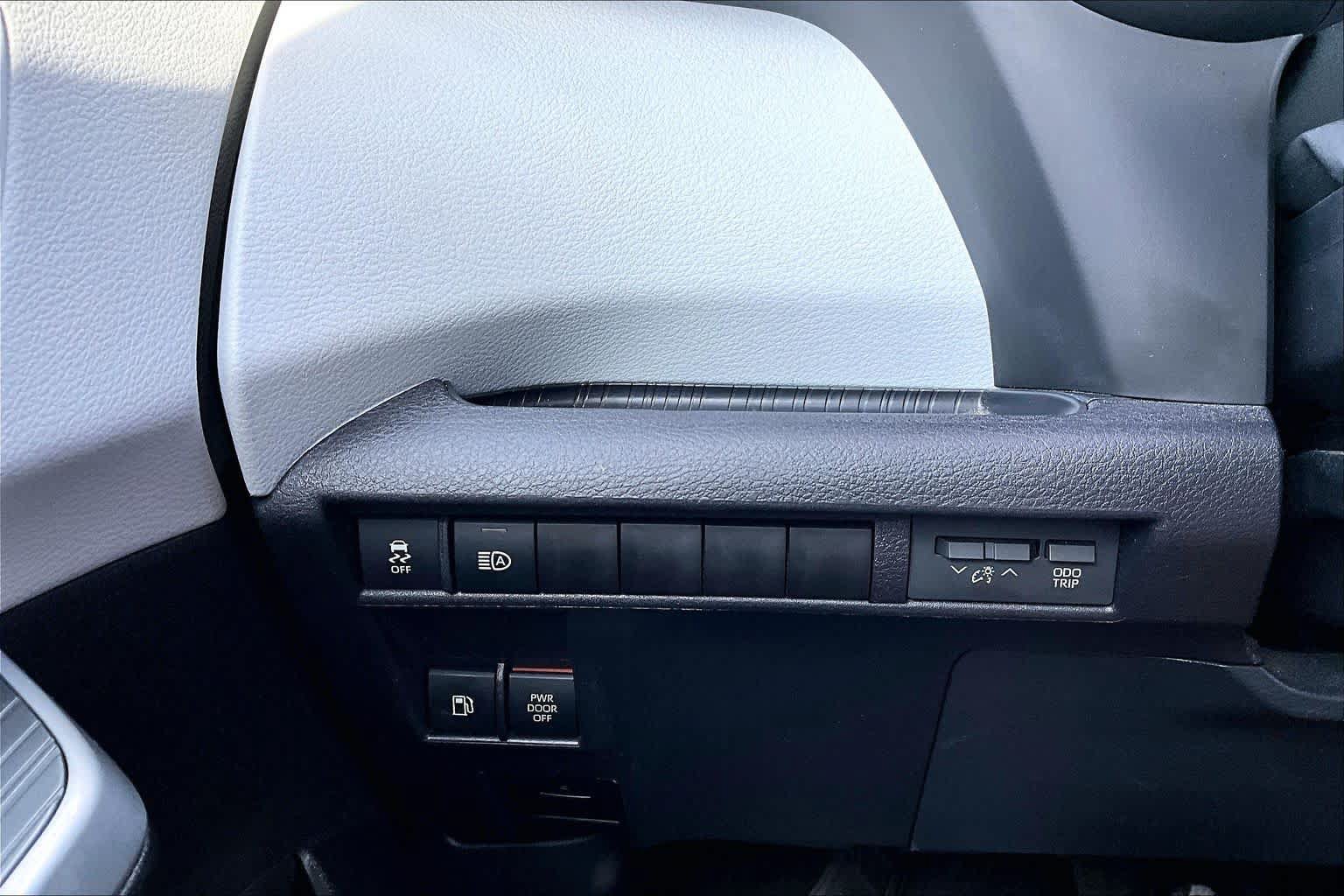 Certified 2025 Toyota Sienna LE FWD image 34
