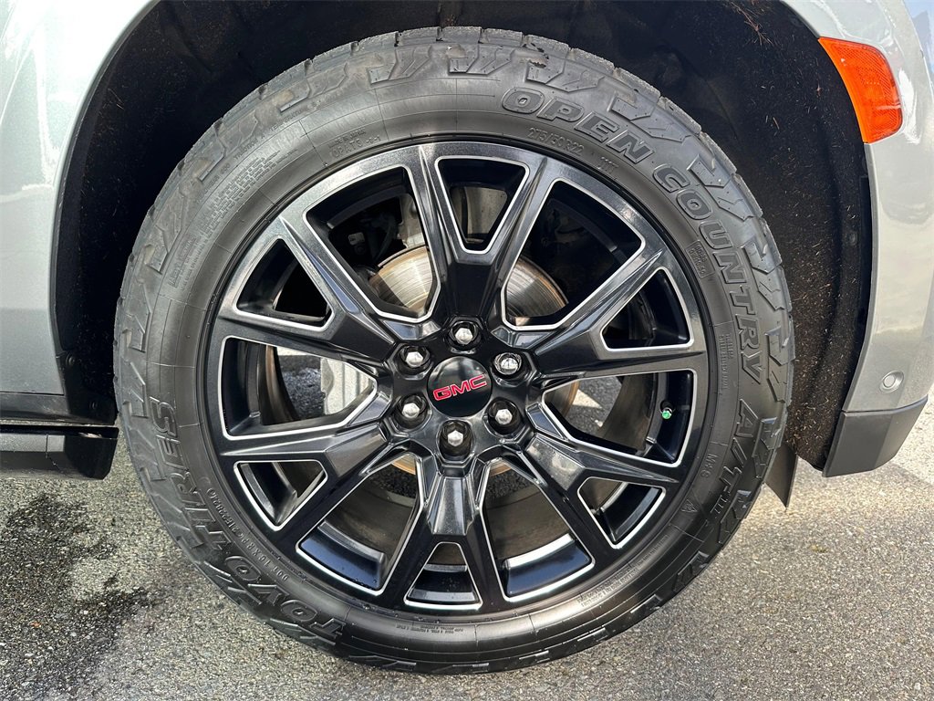 Used 2023 GMC Yukon Denali w/ Denali Reserve Package image 9