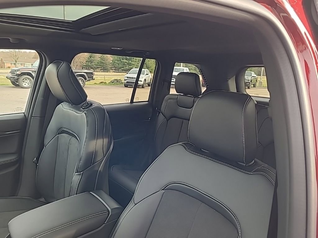 New 2025 Jeep Grand Cherokee Altitude AWD/4WD image 18