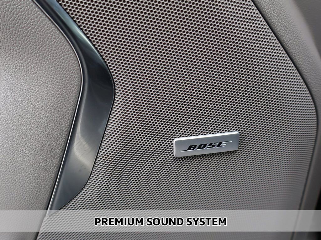 Used 2024 GMC Yukon SLT w/ SLT Luxury Package RWD image 3