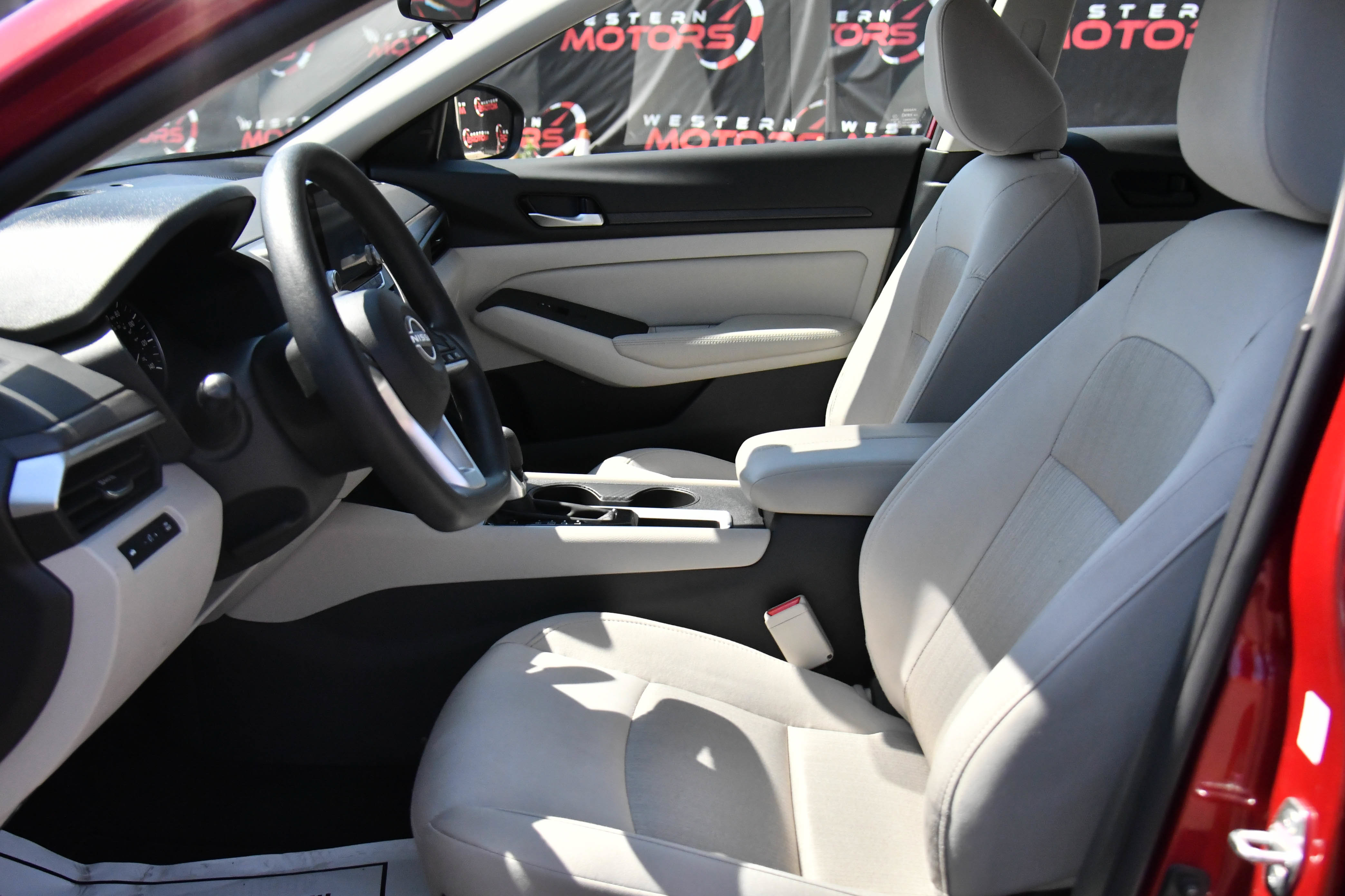Used 2025 Nissan Altima 2.5 SV FWD image 17