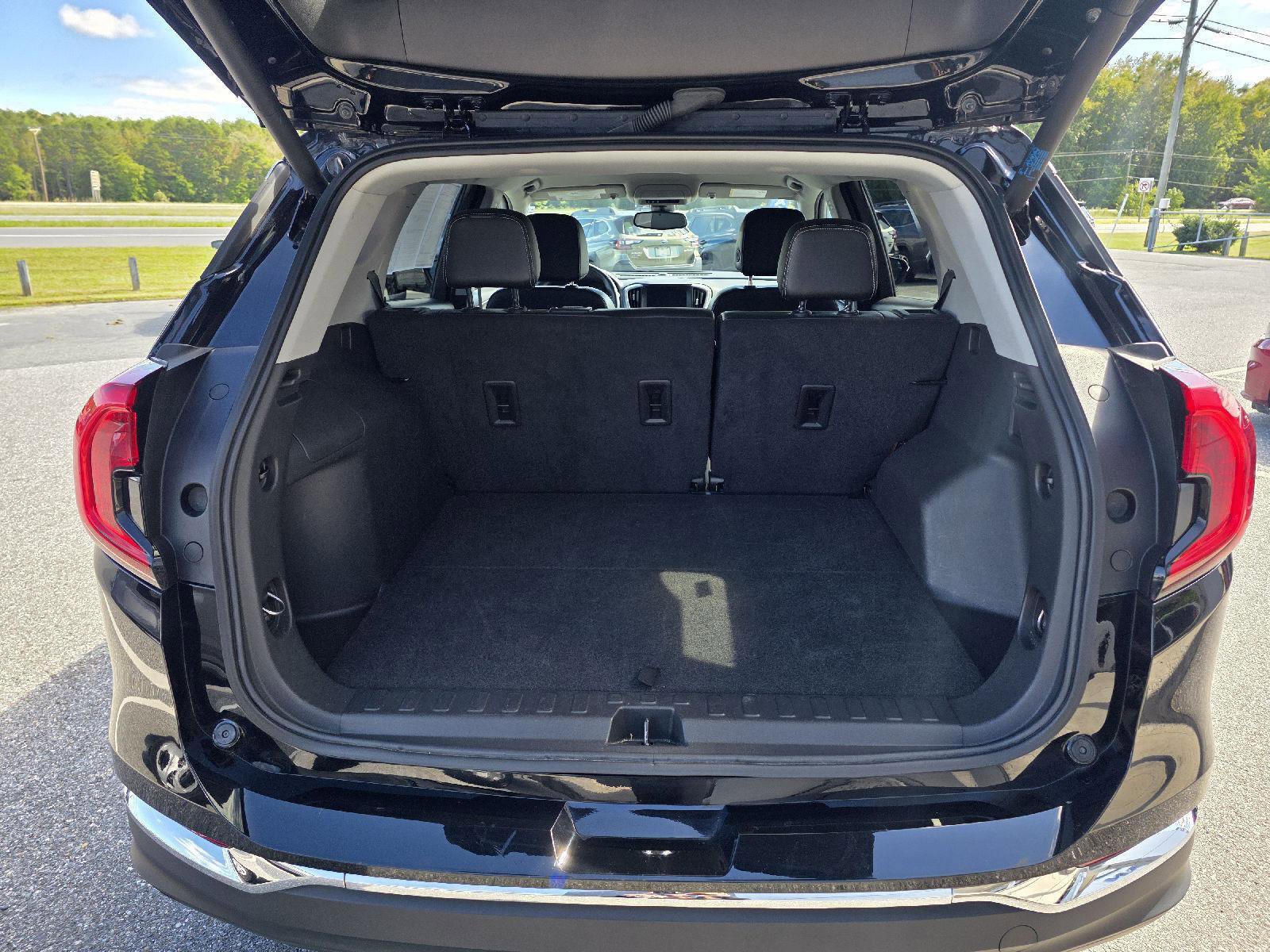 Used 2024 GMC Terrain SLT image 15