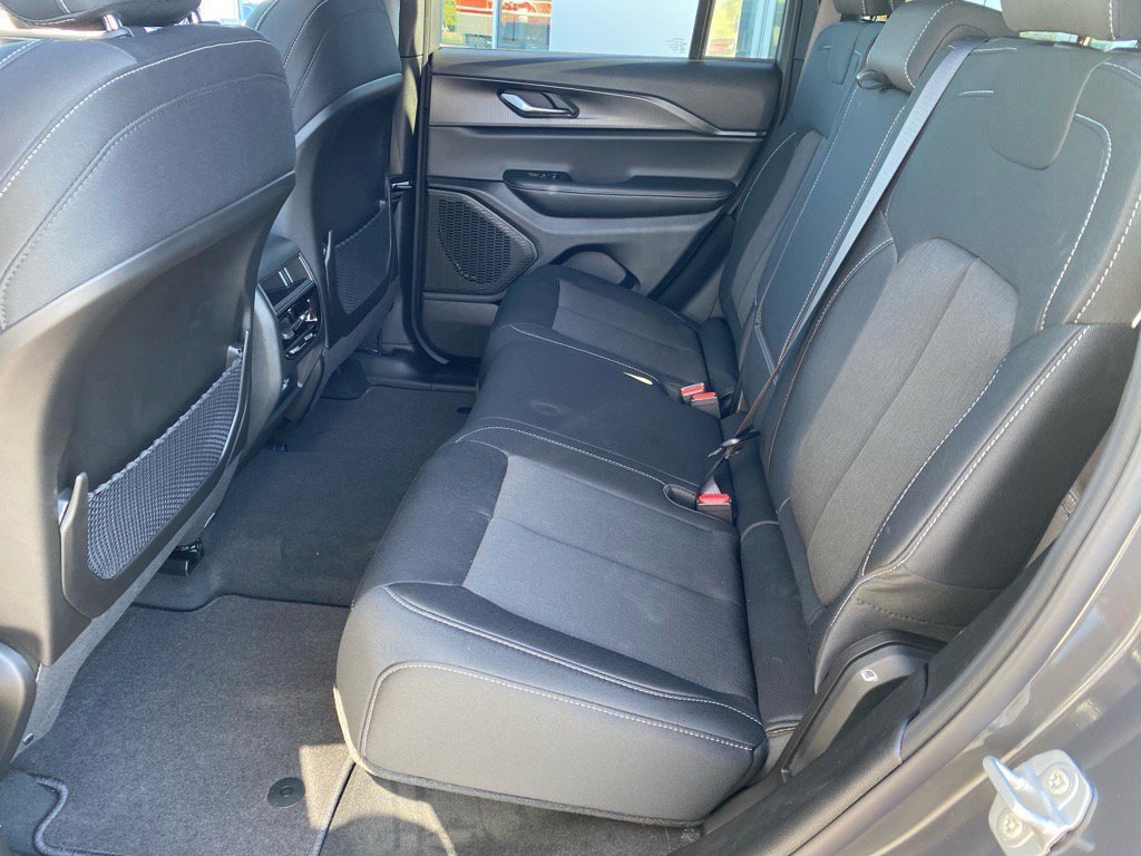 Used 2025 Jeep Grand Cherokee Laredo X image 21