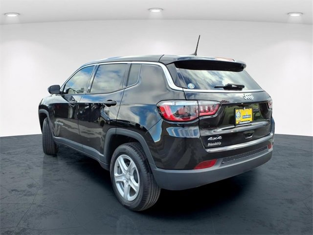 Used 2023 Jeep Compass Sport image 4