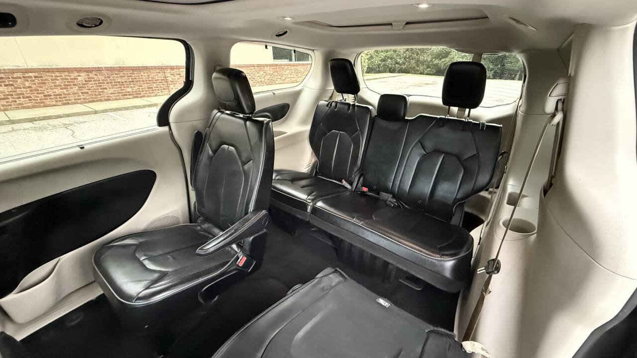 Used 2018 Chrysler Pacifica Limited image 15