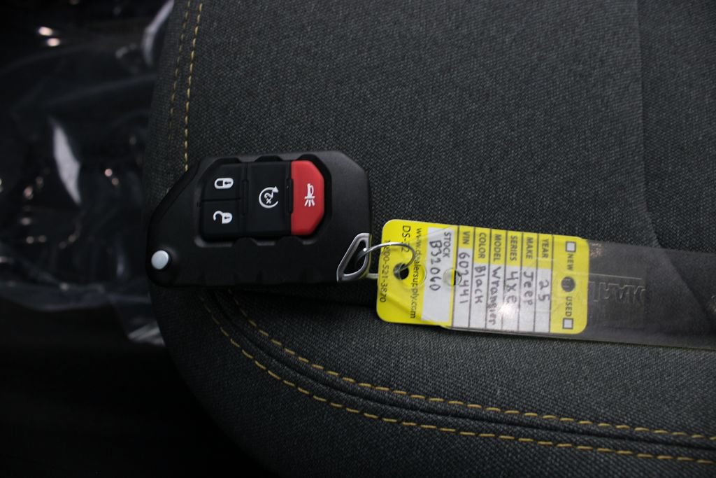 Used 2025 Jeep Wrangler Unlimited Sahara AWD/4WD image 7