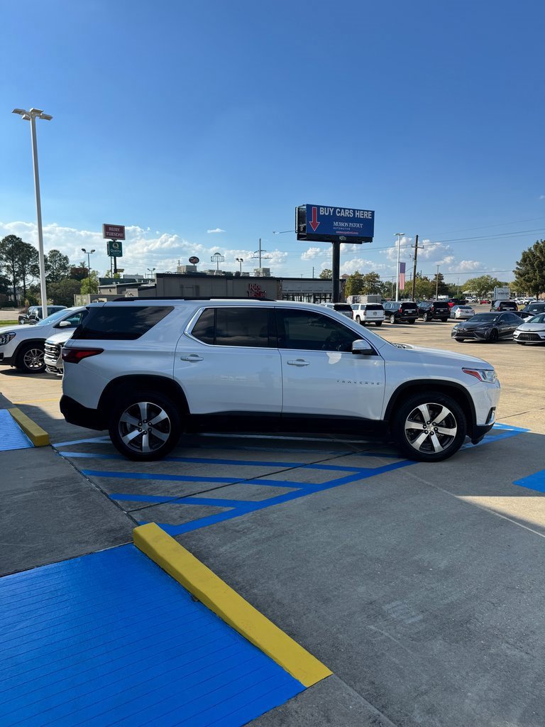 Used 2021 Chevrolet Traverse LT w/ LT Premium Package image 4