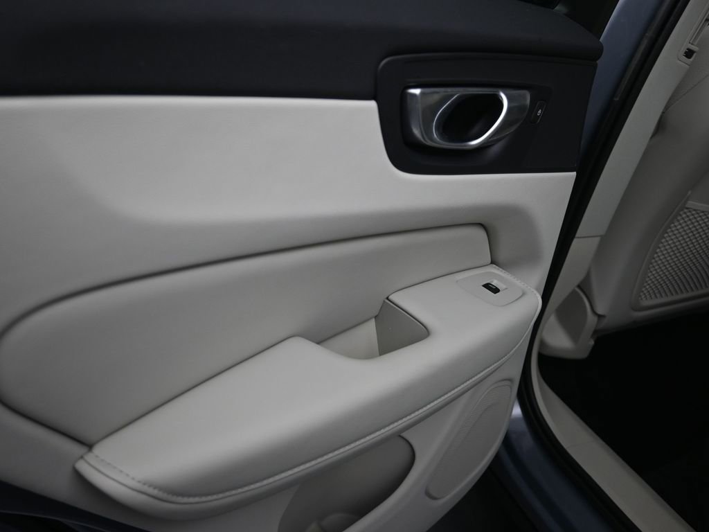 Used 2023 Volvo XC60 B5 Plus w/ Protection Package Premier image 15